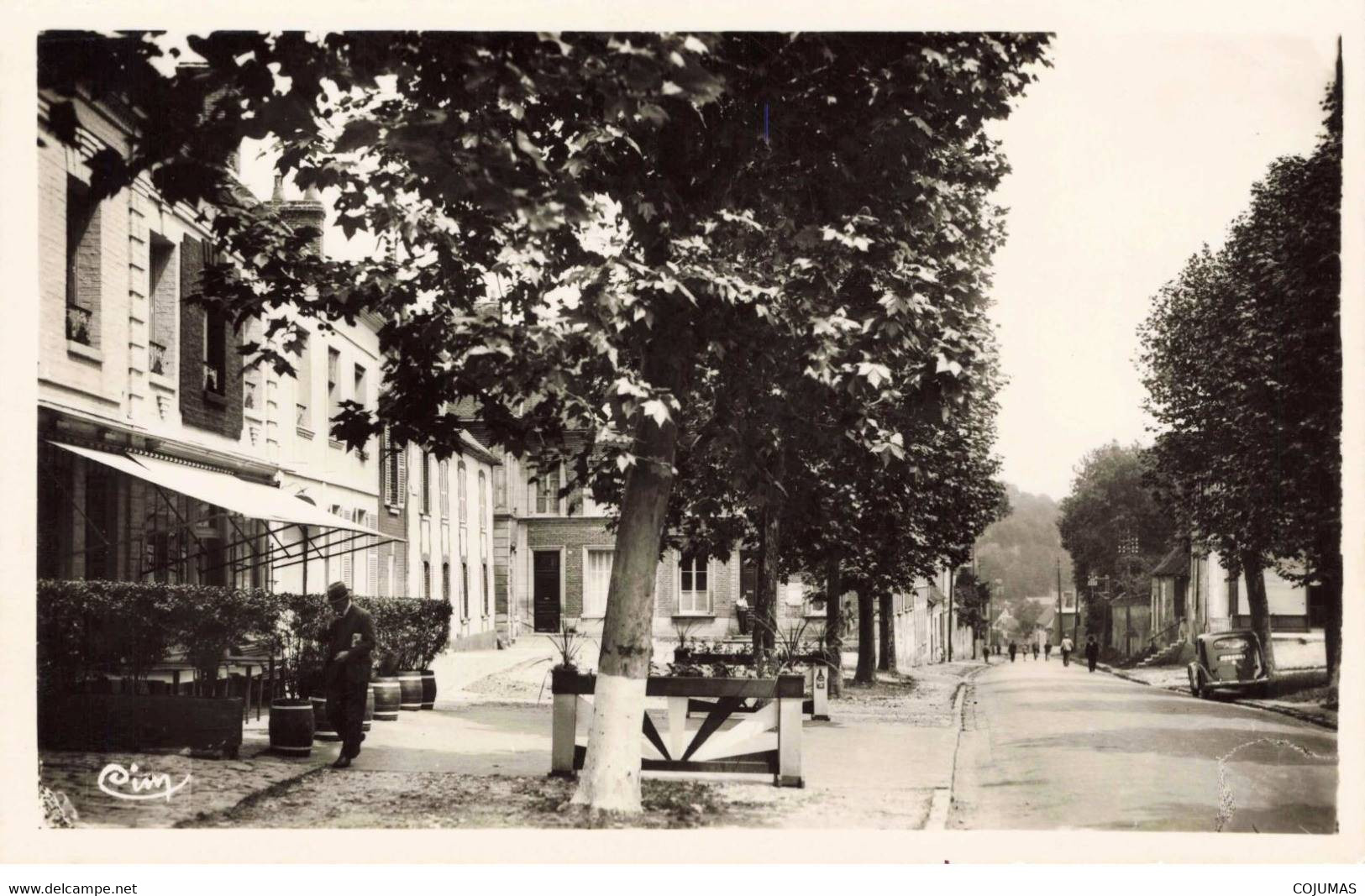 60 - NOAILLES - S01117 - Place De La Mairie Et Rue Arnaud Bisson - CPSM 14x9 Cm - L1 - Noailles