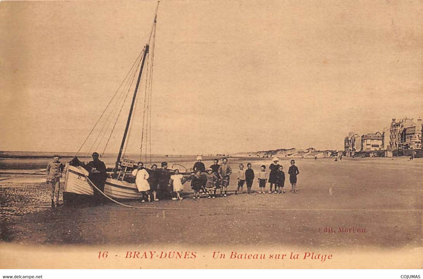 59 - BRAY DUNES - S00686 - Un Bateau Sur La Plage - Voilier  - L1 - Bray-Dunes