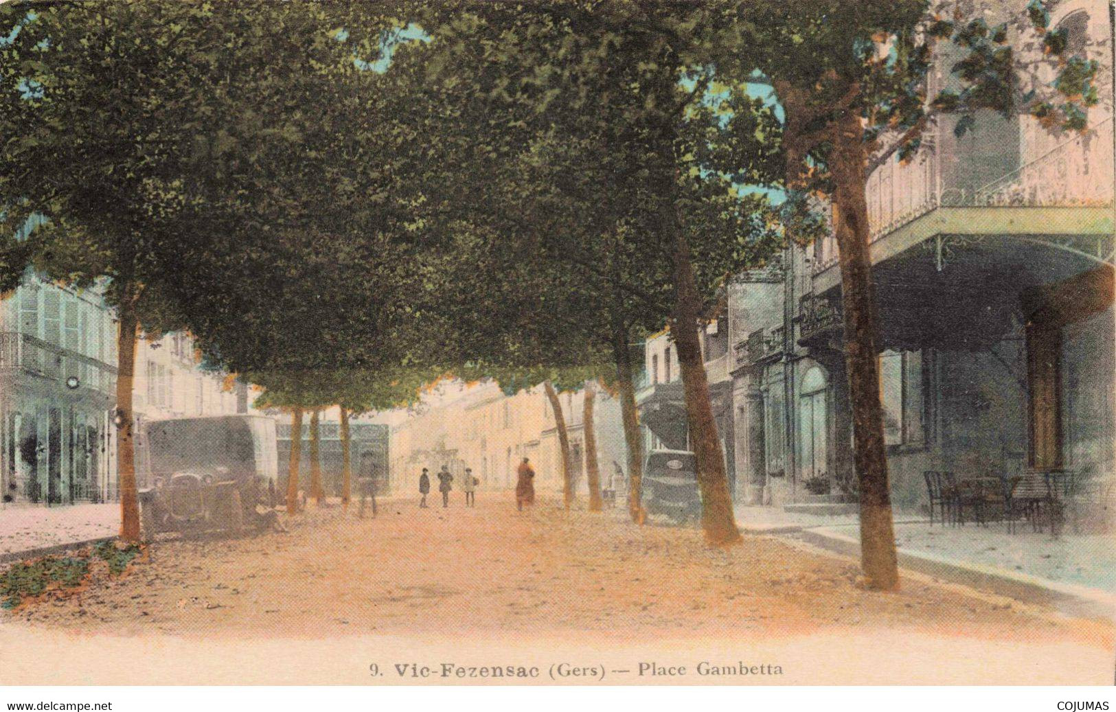 32 - VIC FEZENSAC - S00194 - Place Gambetta - Camion - Automobile - L1 - Vic-Fezensac