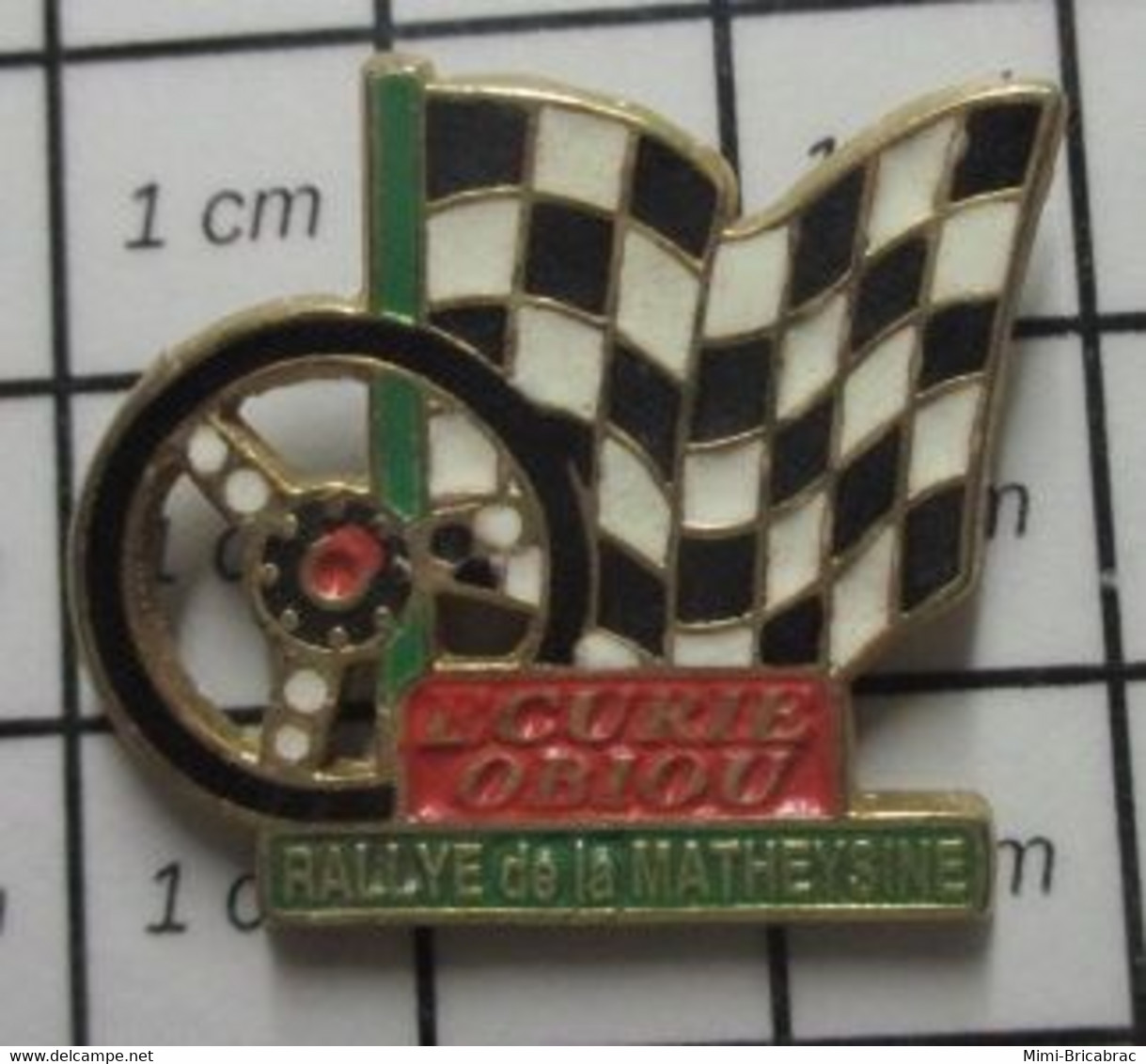 510c Pin's Pins / Beau Et Rare / SPORTS / RALLYE DE LA MATHEYSINE ECURIE OBIOU VOLANT DRAPEAU A DAMIERS - Automobile - F1