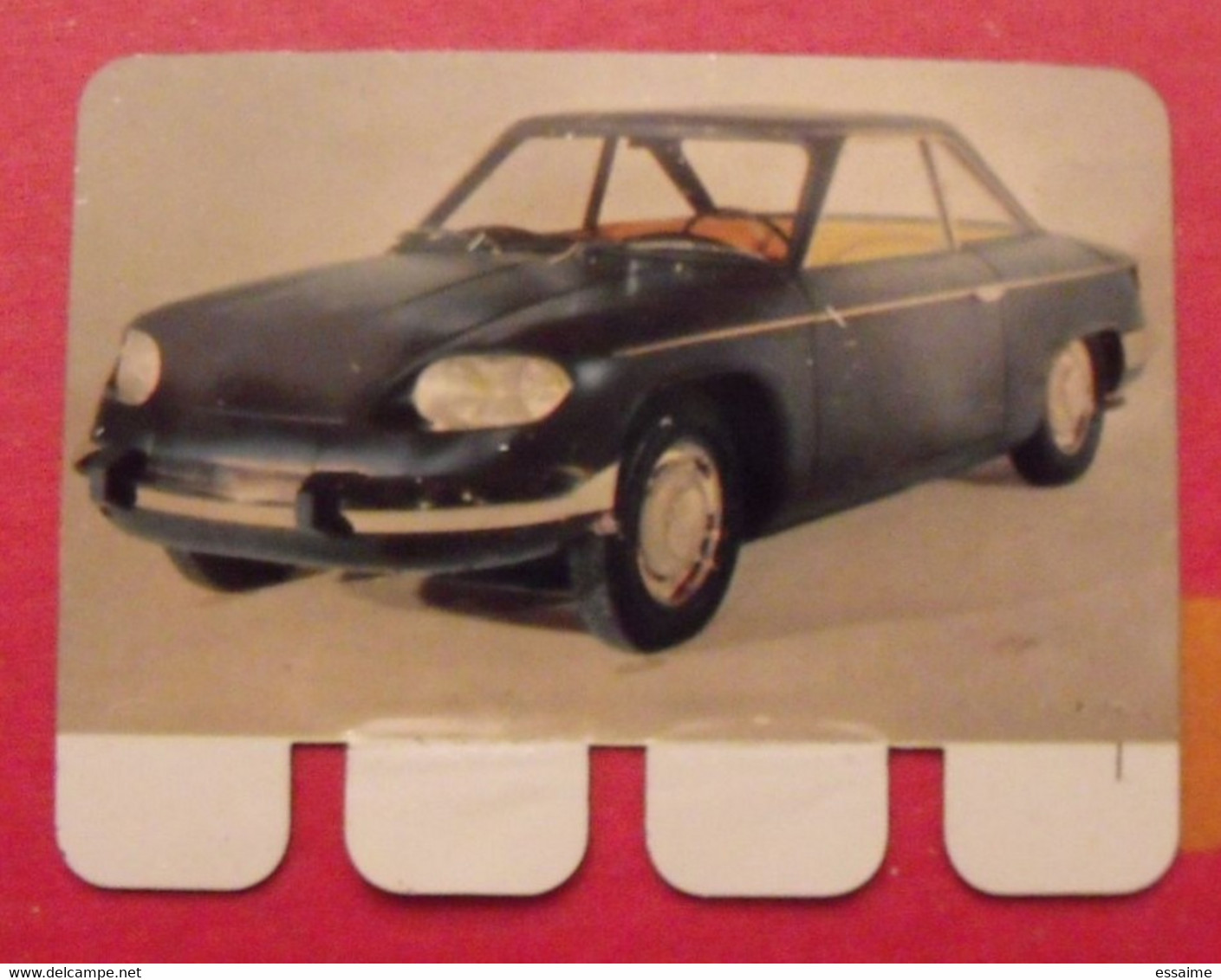 Panhard 24 CT 1964. Plaquette En Tôle COOP N° 48. "l'auto à Travers Les âges" - Targhe In Lamiera (a Partire Dal 1961)