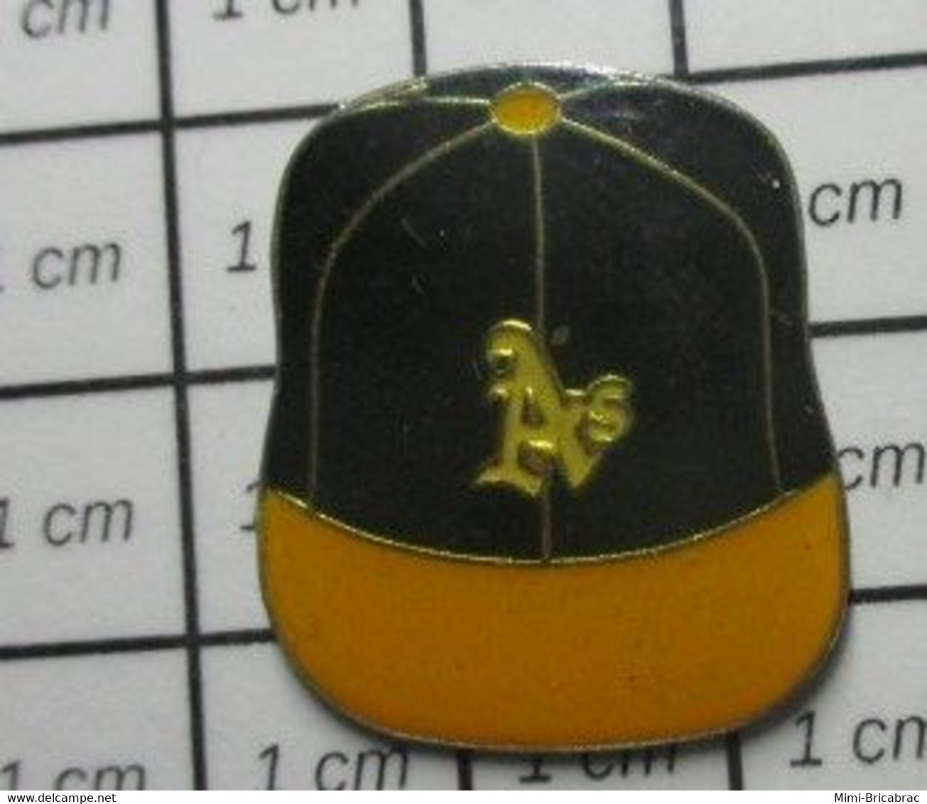 1315B Pin's Pins / Beau Et Rare / SPORETS / CASQUETTE DE BASE-BALL NOIRE ET JAUNE CLUB A IDENTIFIER - Luchtballons