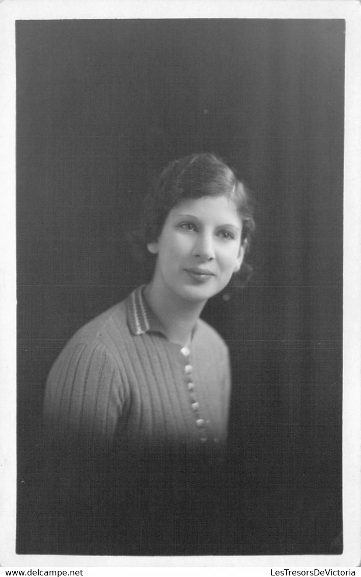 CPA Thème - Photogarphie - Carte Photo - K. Ltd. - Portrait D'une Femme En Noir Et Blanc - Bords Blanc - Photographie