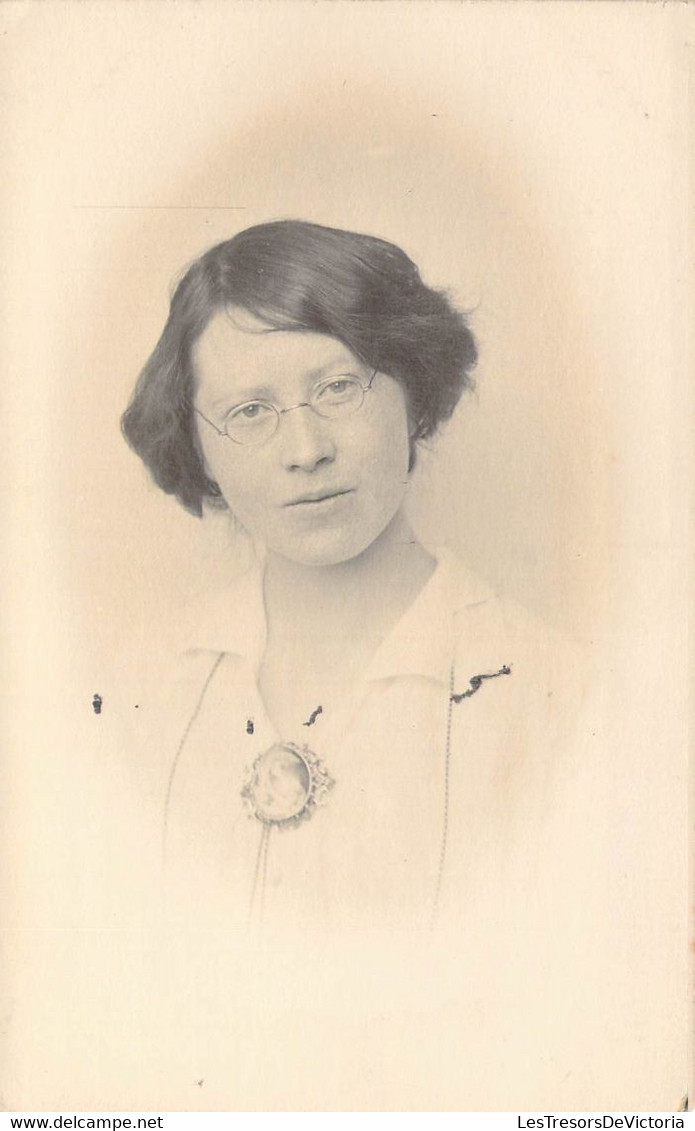 CPA Thème - Photogarphie - Carte Photo - Portrait D'une Femme Aux Cheveux Courts Et Portant Des Lunettes - Bijoux - Photographie