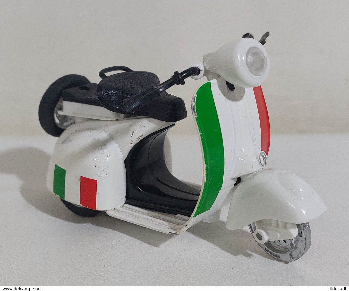 I110323 Modellino A Frizione - Piaggio Vespa Bandiera Italia - Motorräder