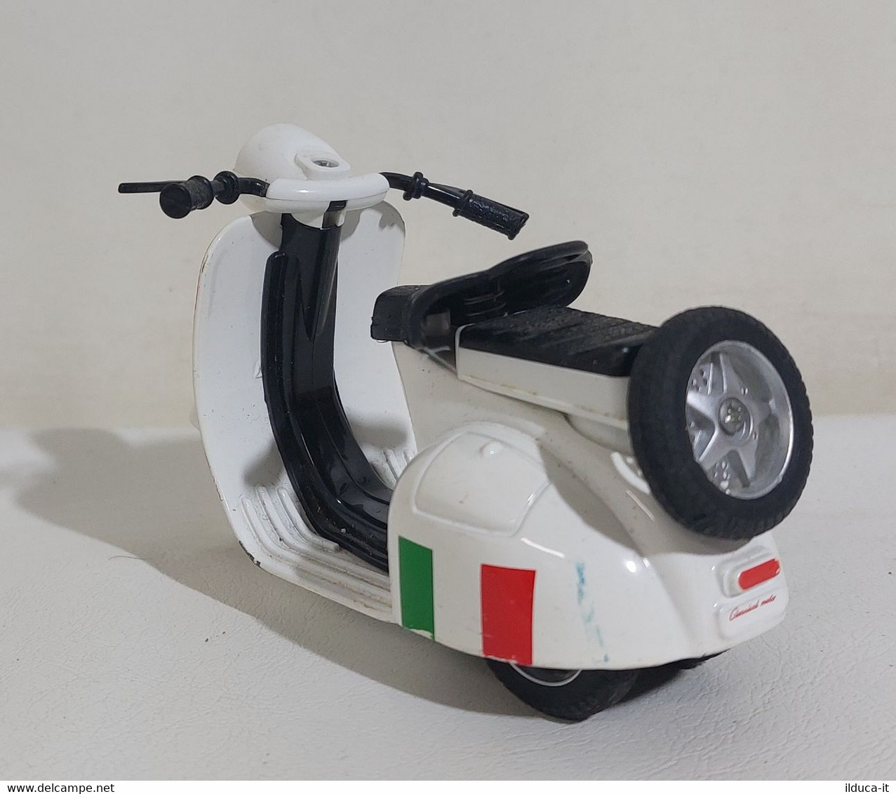 I110323 Modellino A Frizione - Piaggio Vespa Bandiera Italia - Motorräder