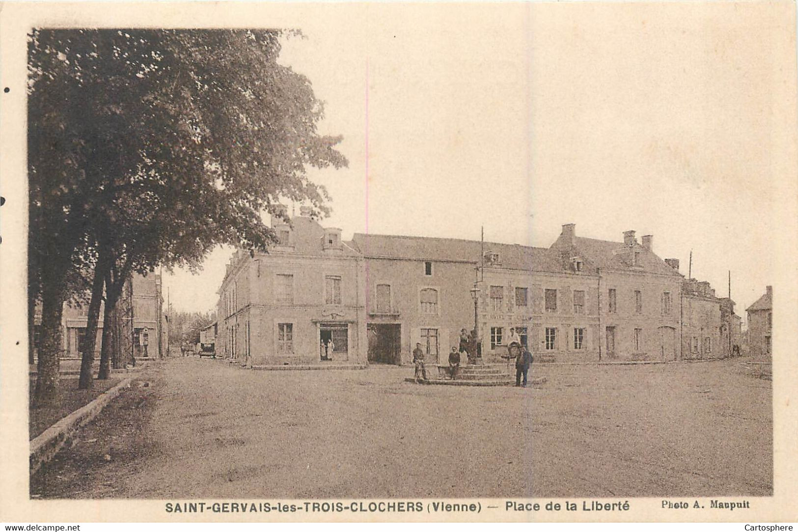 CPA 86 Vienne Saint Gervais Les Trois Clochers Place De La Liberté - Saint Gervais Les Trois Clochers