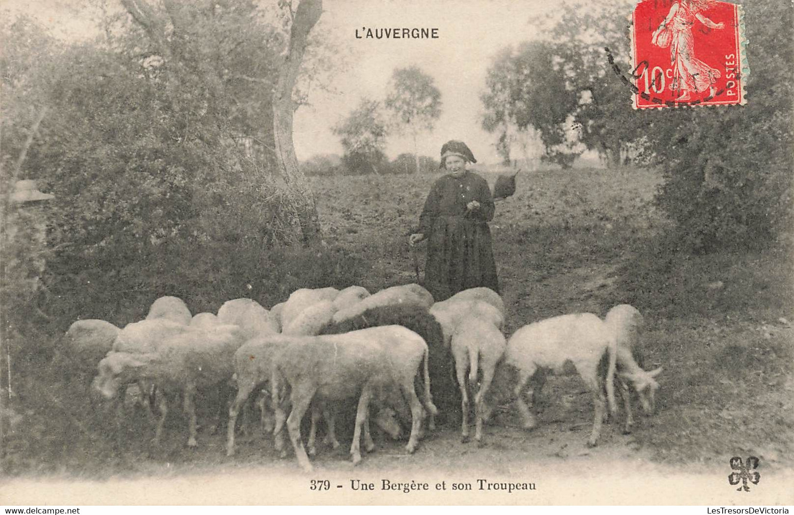 CPA Folklore - Une Bergère Et Son Troupeau - L'auvergne - Moutons - - Personnages