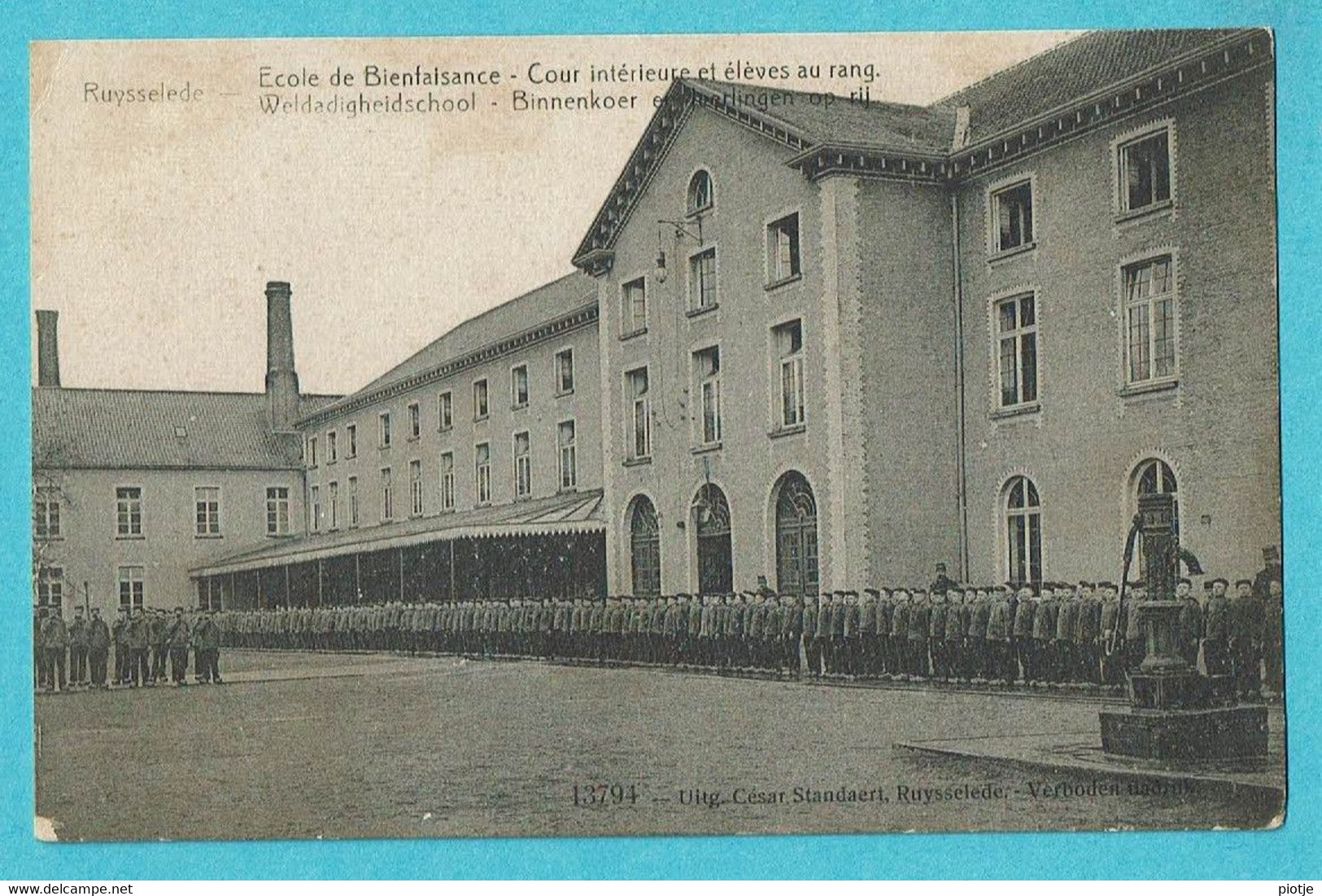 * Ruiselede - Ruysselede (West Vlaanderen) * (Uitg César Standaert, Nr 13794) école De Bienfaisance, Cour, School, Pompe - Ruiselede