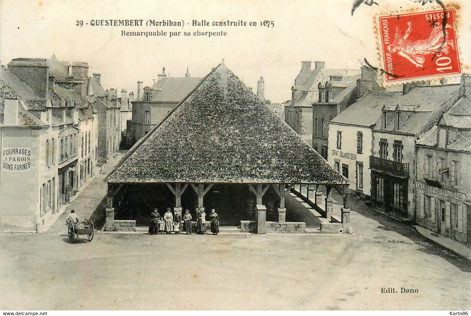 Questembert * Place Et La Halle Construite En 1675 * Commerces Magasins - Questembert