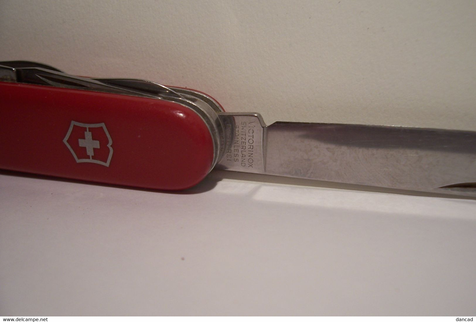 COUTEAU  SUISSE   - MULTI FONCTIONS ( 7. ) - Inscription Sur Lame Officier Suisse - Victorinox Switzerland - Knives