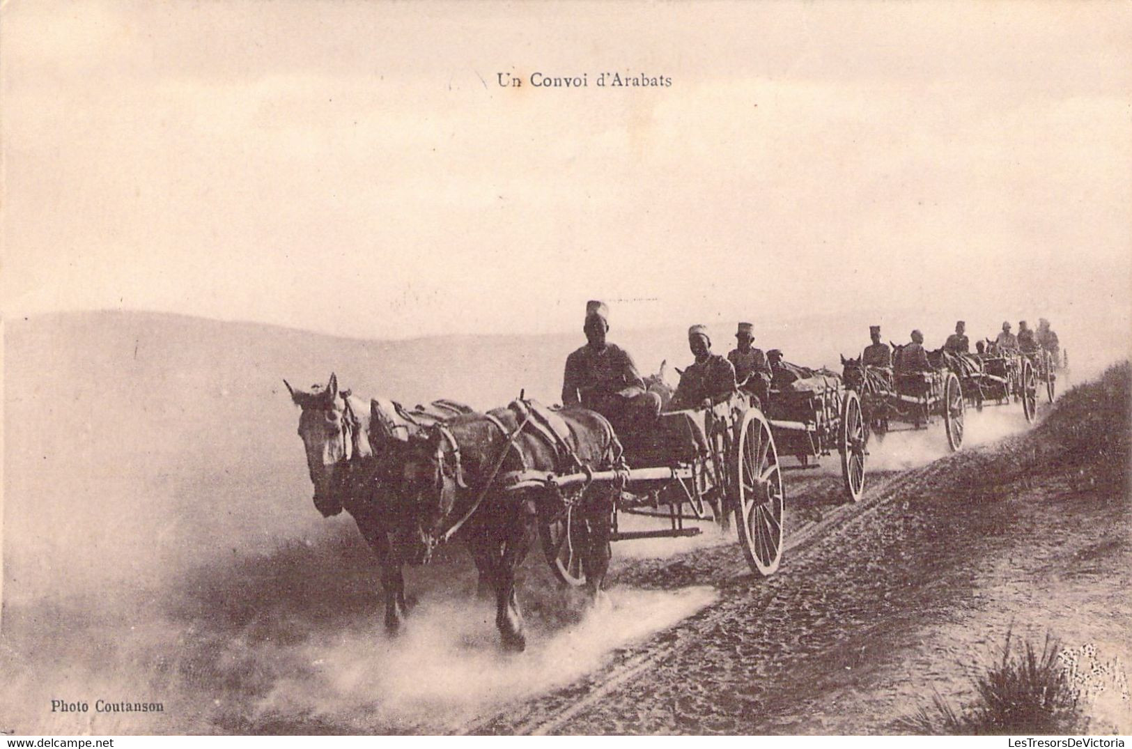 CPA - MILITARIAT - Un Convoi D'Arabats - Chevaux - Maniobras