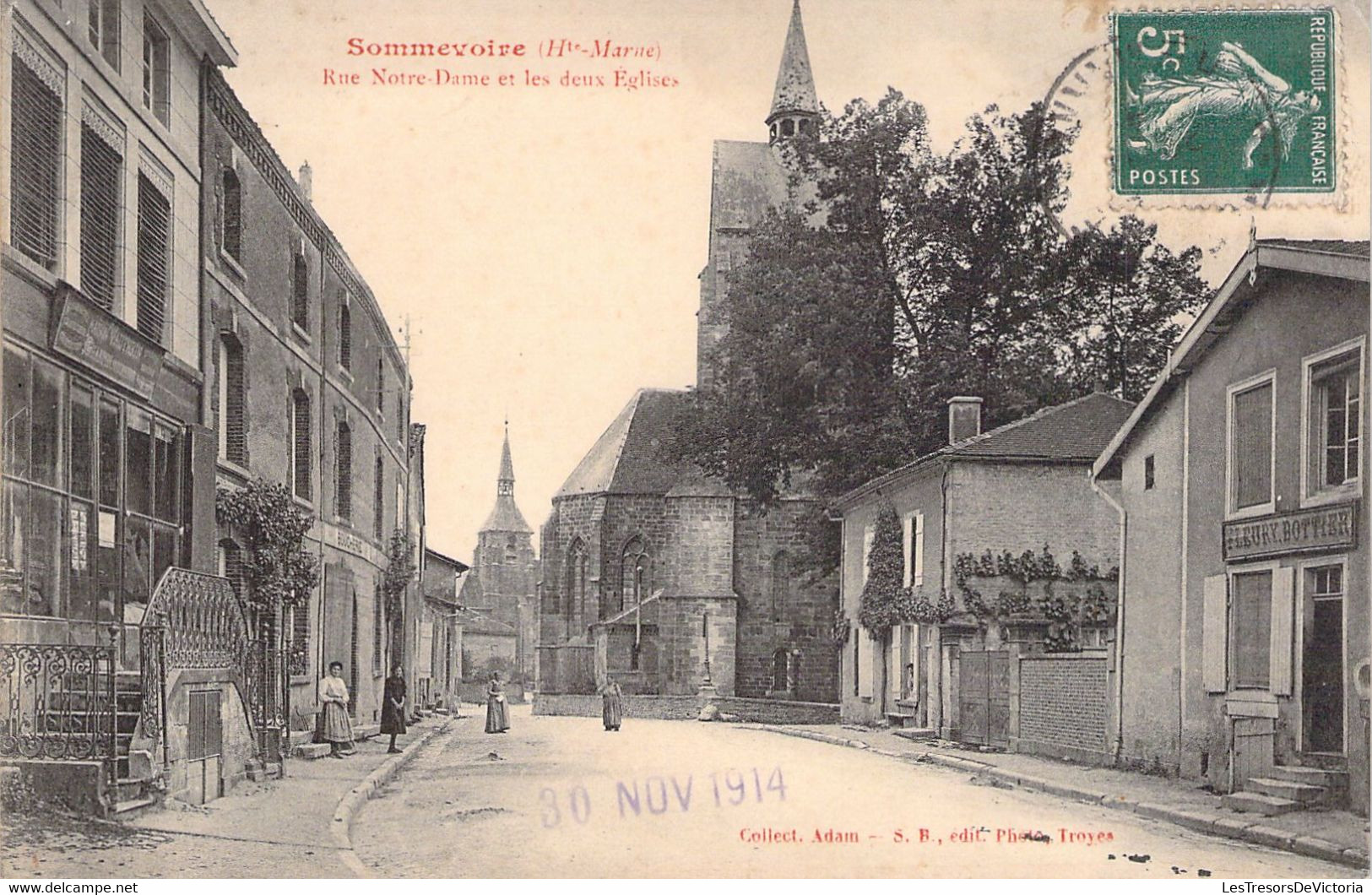 CPA - FRANCE - 52 - SOMMEVOIRE - Rue Notre Dame Et Les Deux Eglises - Collect Adam - Animée - Autres & Non Classés