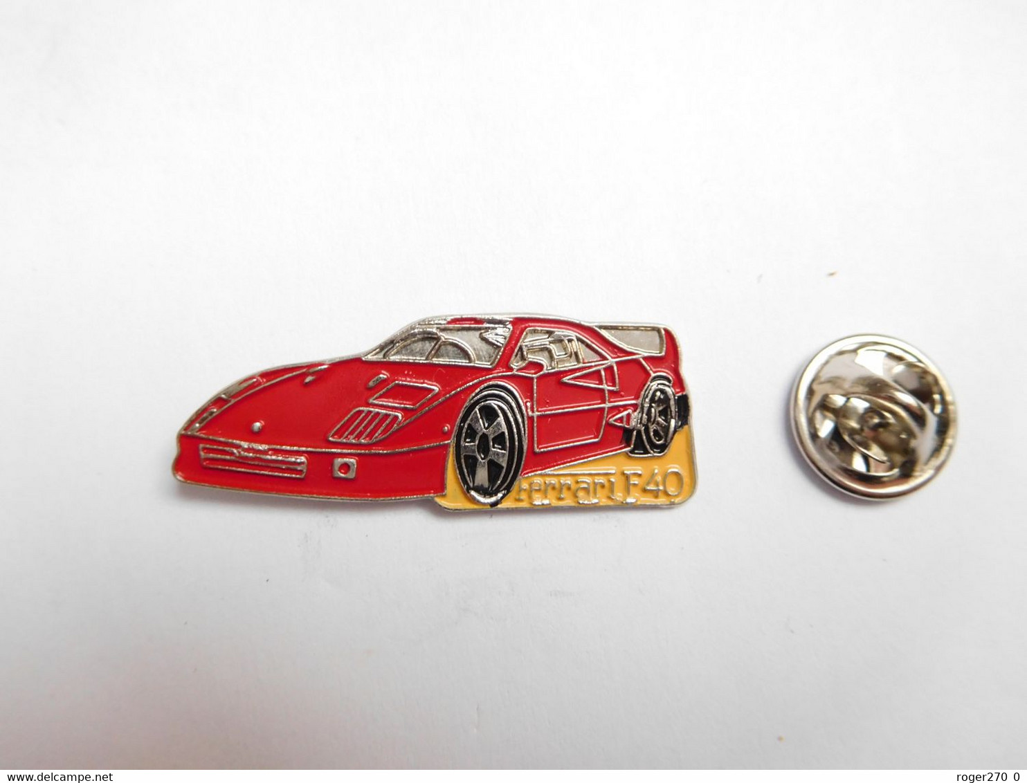 Superbe Pin's  , Auto Ferrari F40 , En Relief , Signé L.Y. Paris - Ferrari