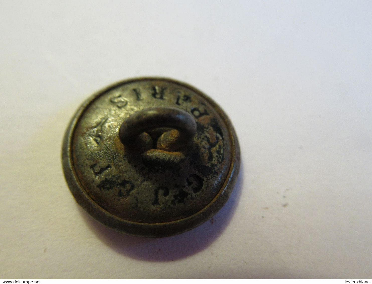 Chasse/1 Bouton Ancien De Garde-Chasse /Chien Ou Loup Debout /G.J. & F. Paris  /Début XXéme        BOUT164 - Buttons