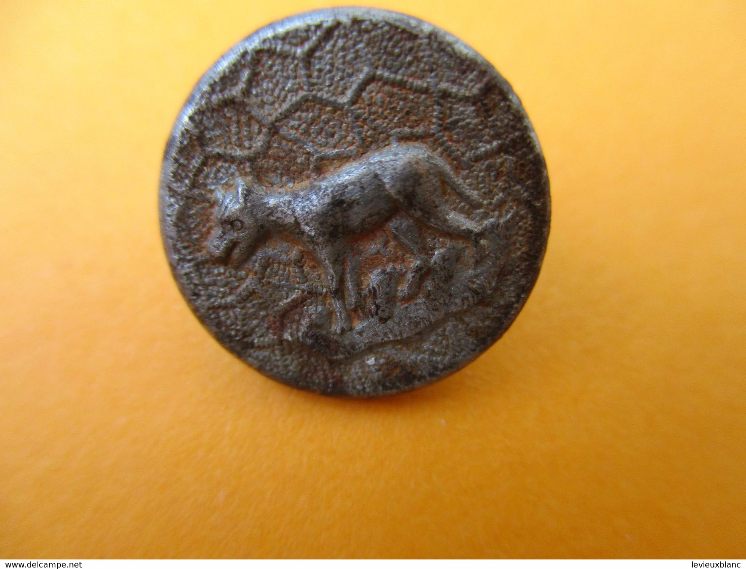 Chasse/1 Bouton Ancien De Garde-Chasse /Chien Ou Loup Debout /G.J. & F. Paris  /Début XXéme        BOUT164 - Knopen