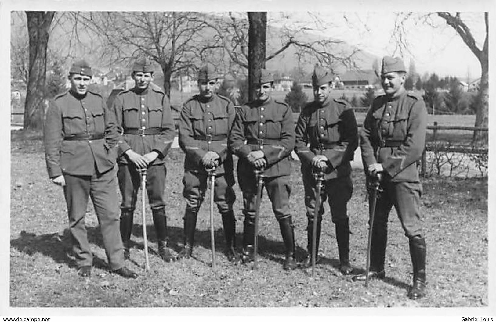 Carte-Photo Armée Suisse - Militaire - Schweizer Armee - Militaria Groupe De Soldats Avec  Sabres épées - Sonstige & Ohne Zuordnung