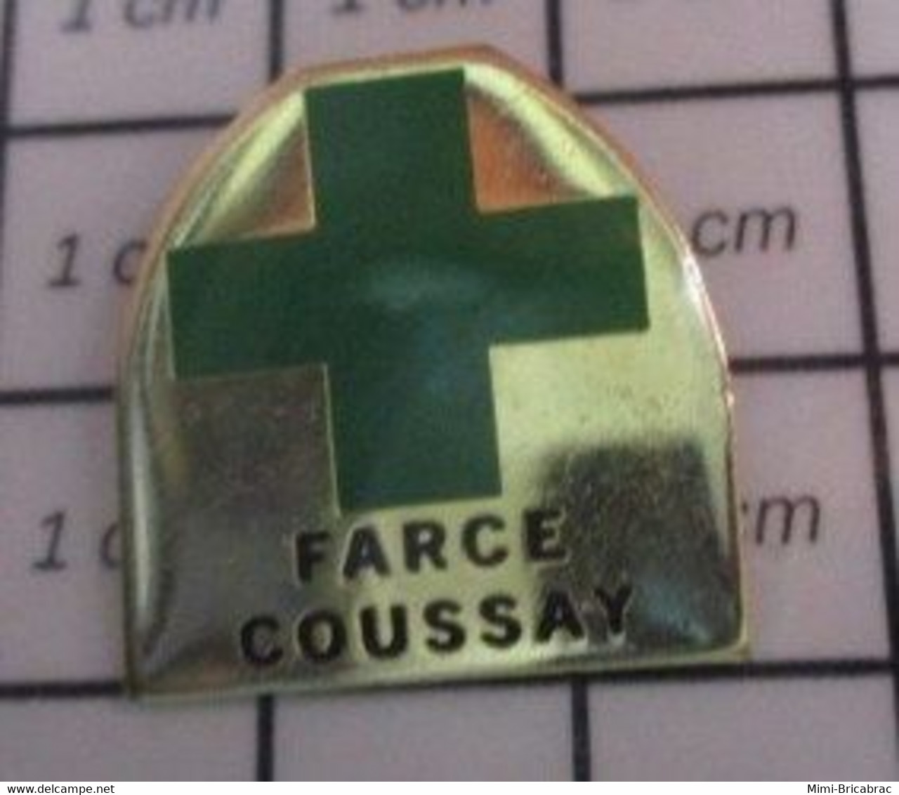 1315B Pin's Pins / Beau Et Rare / MEDICAL / CROIX VERTE PHARMACIE FARCE COUSSAY (Farce Est à Trappes ?) - Médical