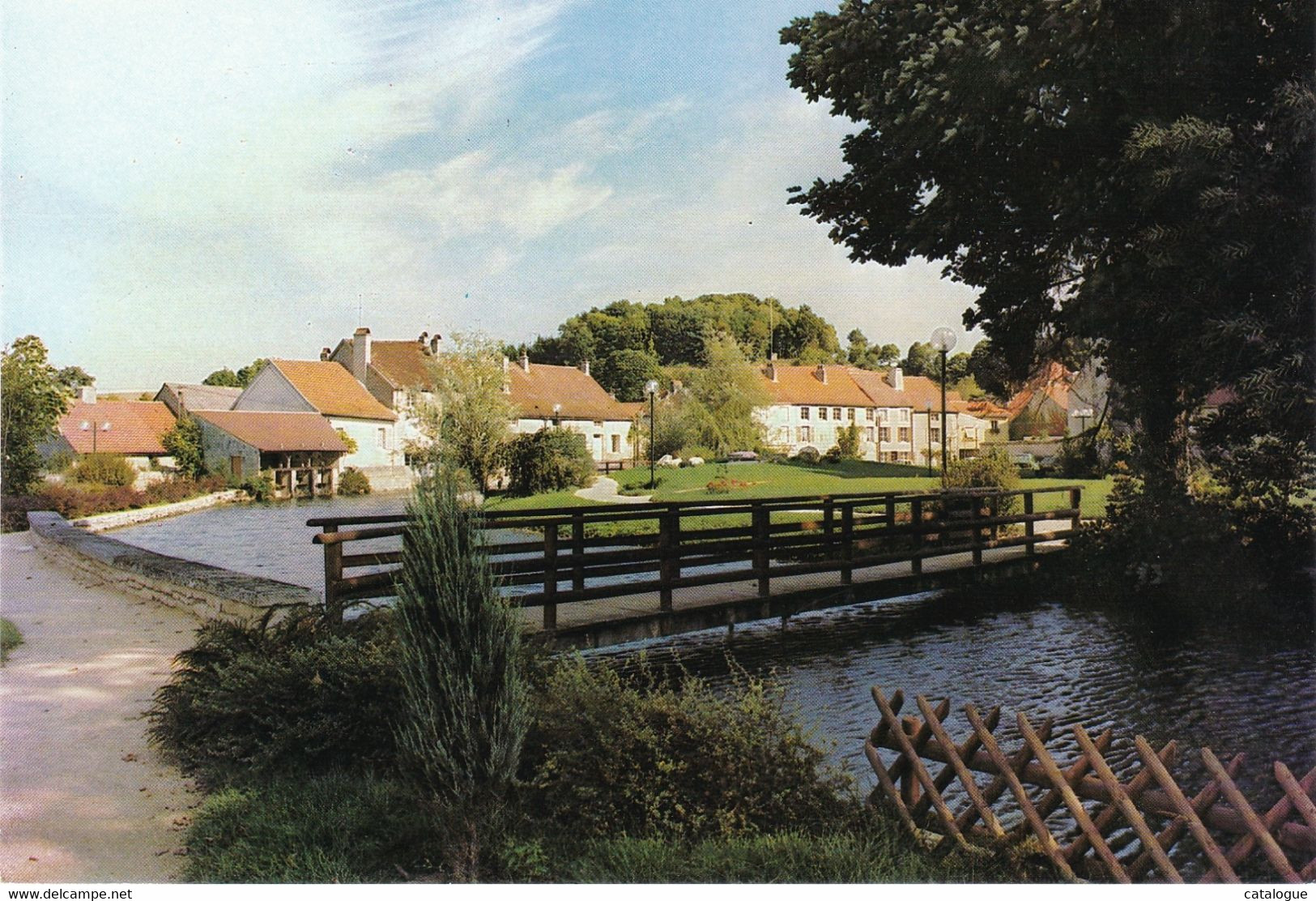 CPM  52 - ARC-EN-BARROIS -  Le Jardin Des Gardes - Arc En Barrois