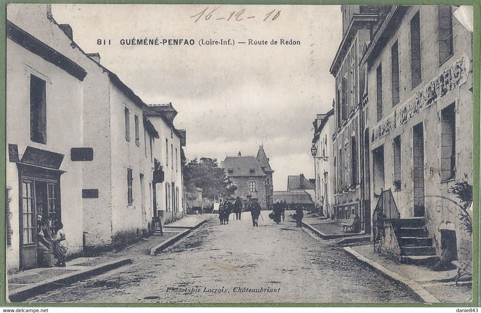 CPA - LOIRE ATLANTIQUE - GUÉMÉNÉ-PENFAO - ROUTE DE REDON - Animation, Commerces - édition Lacroix / 811 - Guémené-Penfao