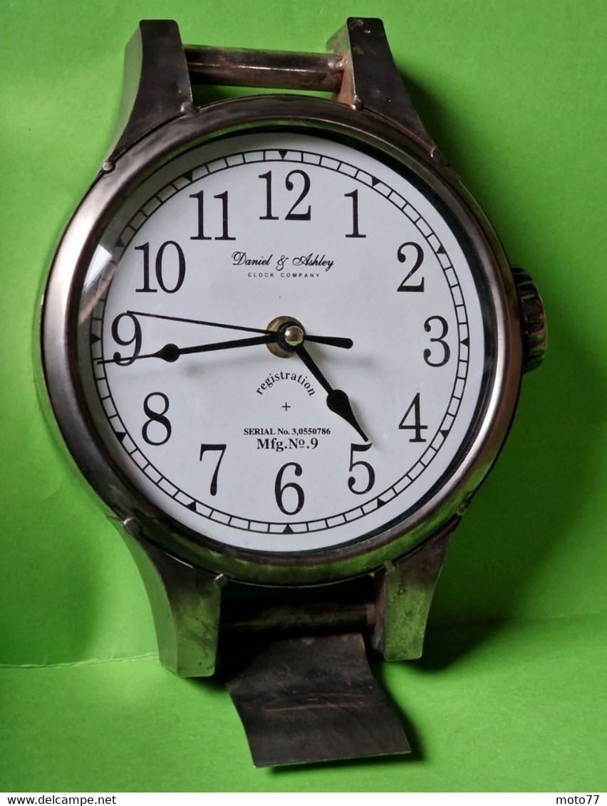 Ancienne HORLOGE Ou PENDULE Forme Montre - Daniel & Ashley - Métal - Mouvement à Quartz - Vers 2000 - Horloges