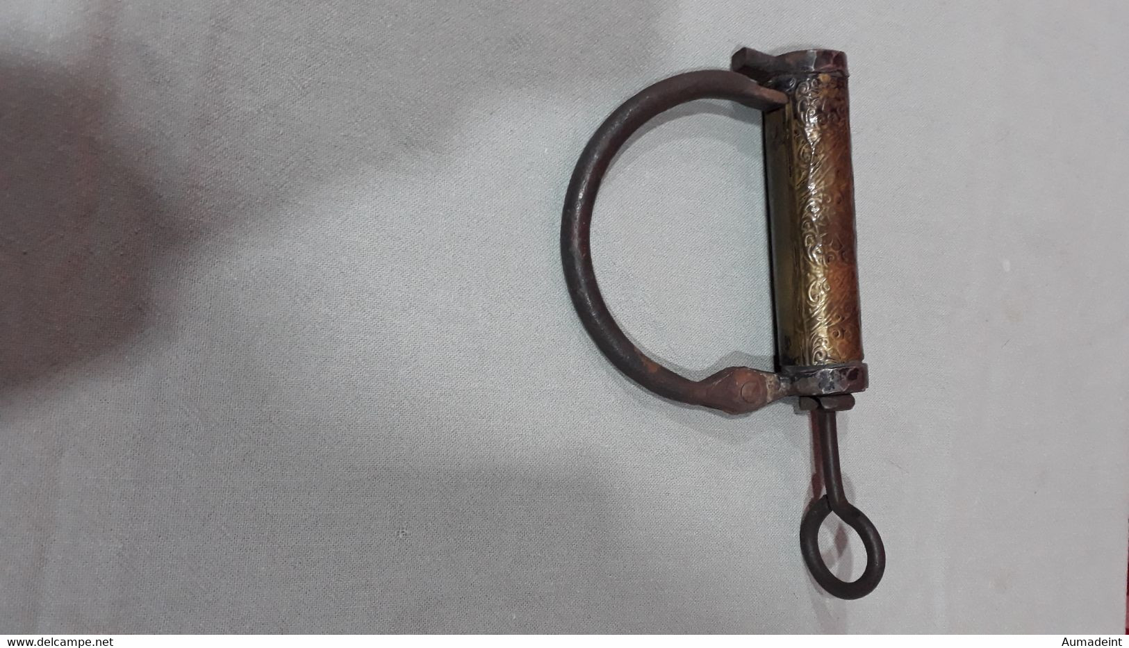 Ancien Cadenas En Fer Forgé Et Décoration En Laiton Du 19ème Siècle   Système De Clé à Vis - Otros & Sin Clasificación