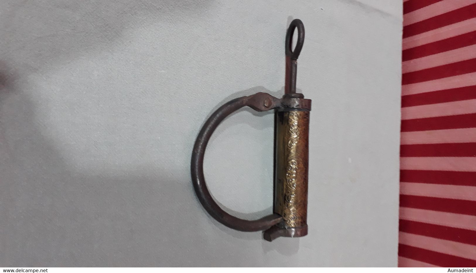 Ancien Cadenas En Fer Forgé Et Décoration En Laiton Du 19ème Siècle   Système De Clé à Vis - Altri & Non Classificati