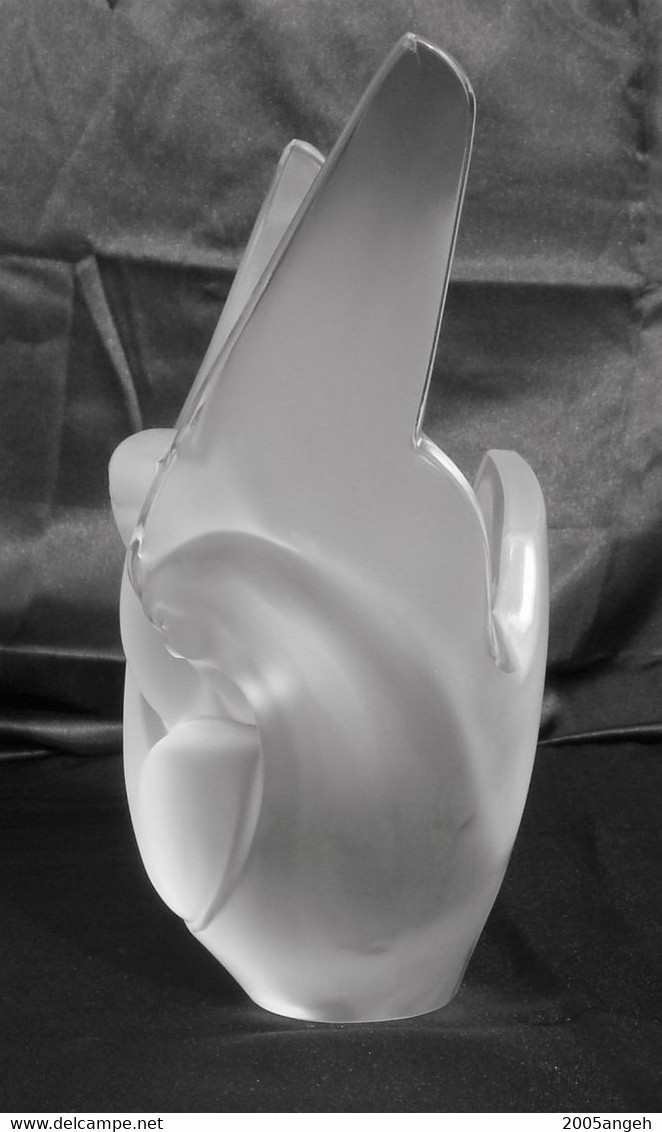 Vase Avec Colombes En Cristal Signé Lalique France. Hauteur 21 Cm - Poids 2 Kg - - Vases