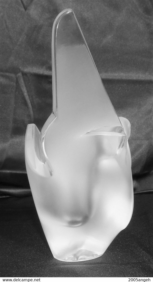 Vase Avec Colombes En Cristal Signé Lalique France. Hauteur 21 Cm - Poids 2 Kg - - Vases