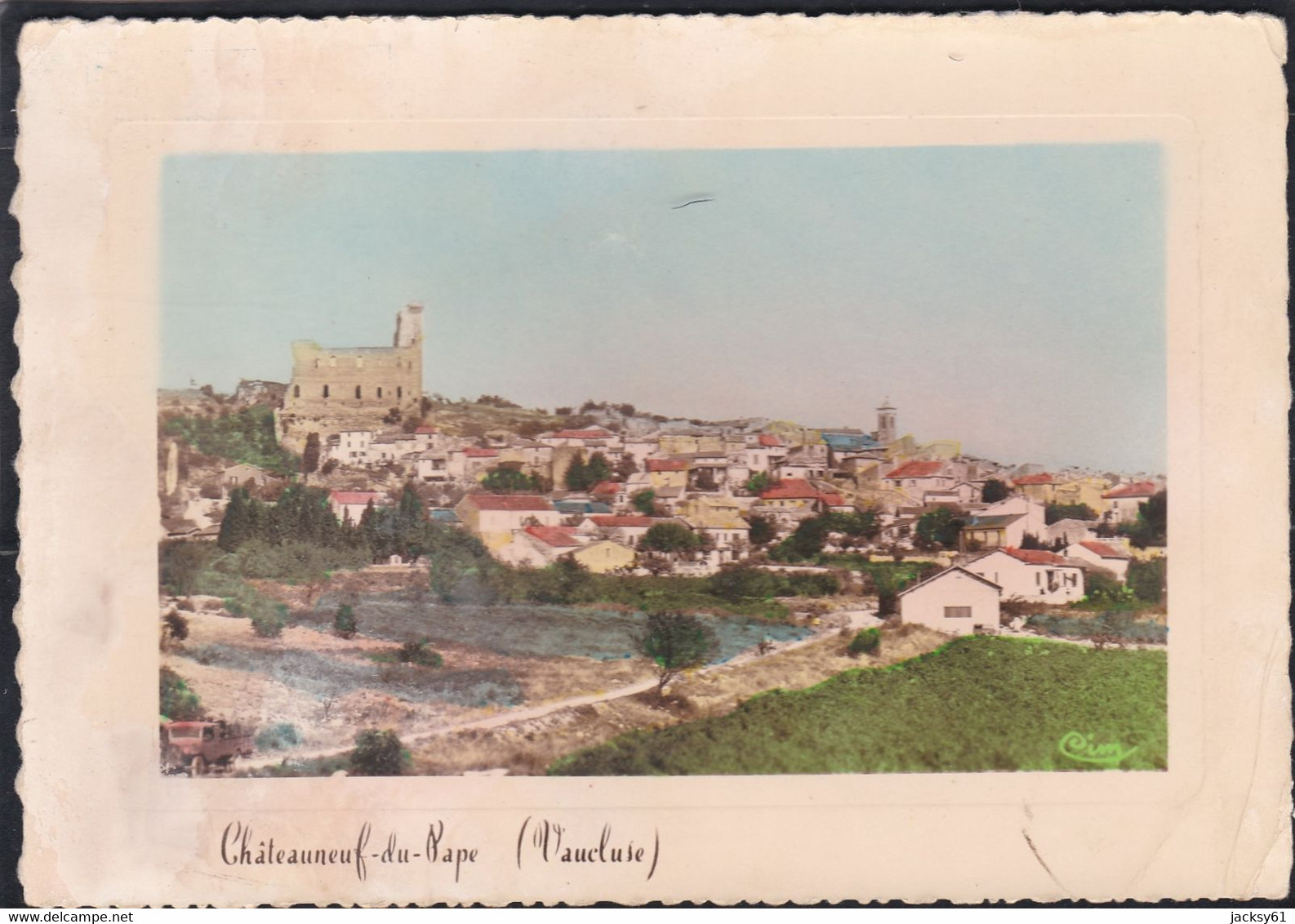 84 - Chateauneuf Du Pape - Vue Générale Et Le Vieux Château - Chateauneuf Du Pape