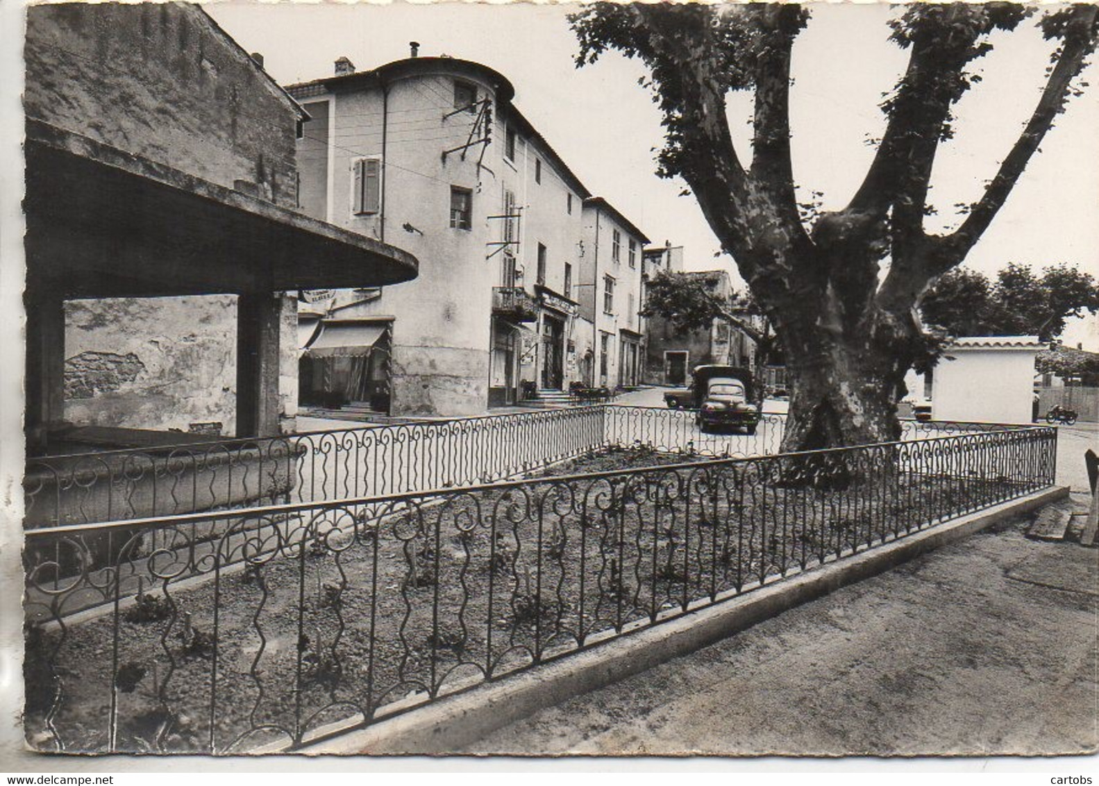 84 SARRIANS  Le Lavoir Et La Place - Sarrians