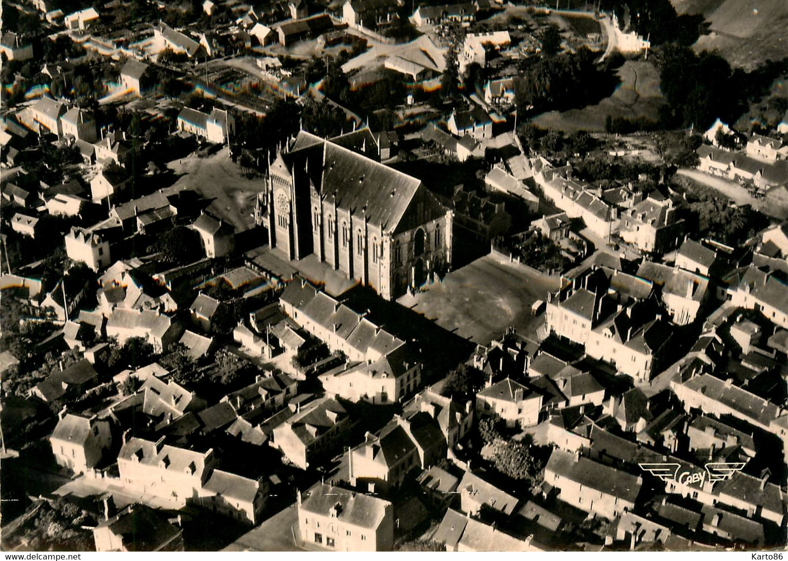 Guémené Penfao * Vue Aérienne Sur L'église Du Village - Guémené-Penfao