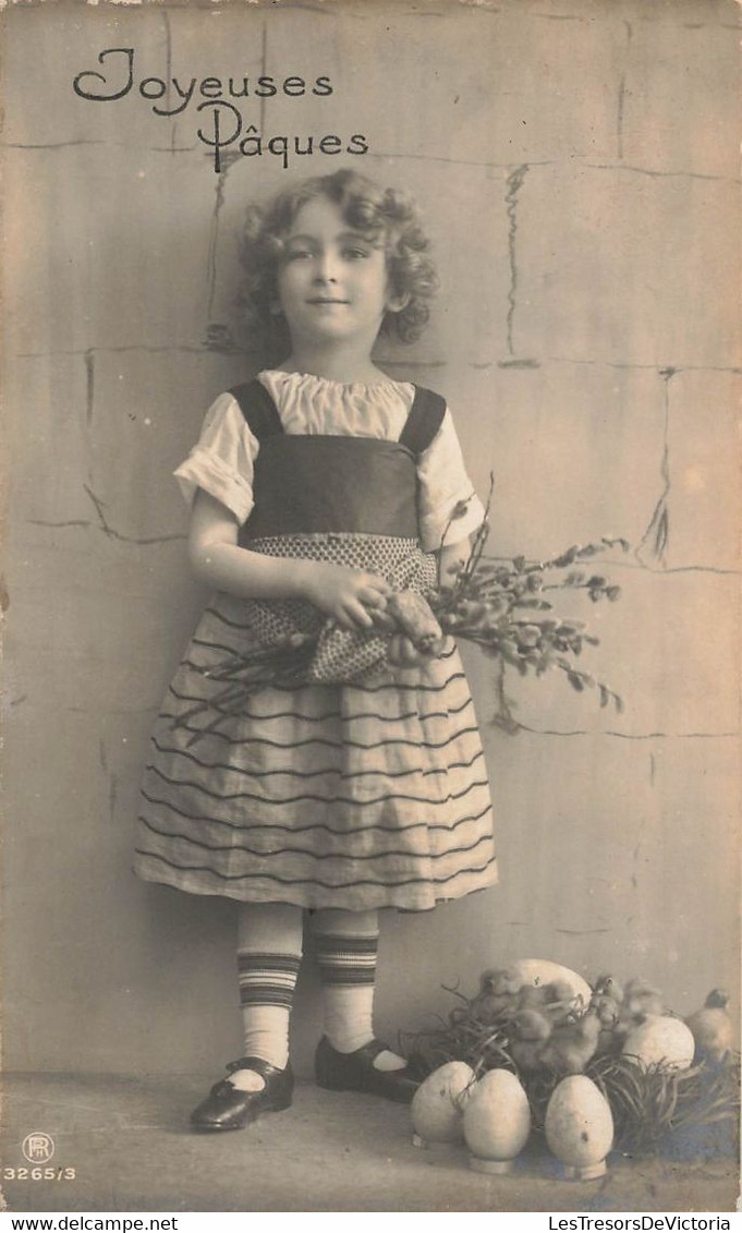 CPA Joyeuses Paques - Fantaisie - Petite Fille Avec Un Bouquet Et Des Oeufs A Ses Pieds - Easter