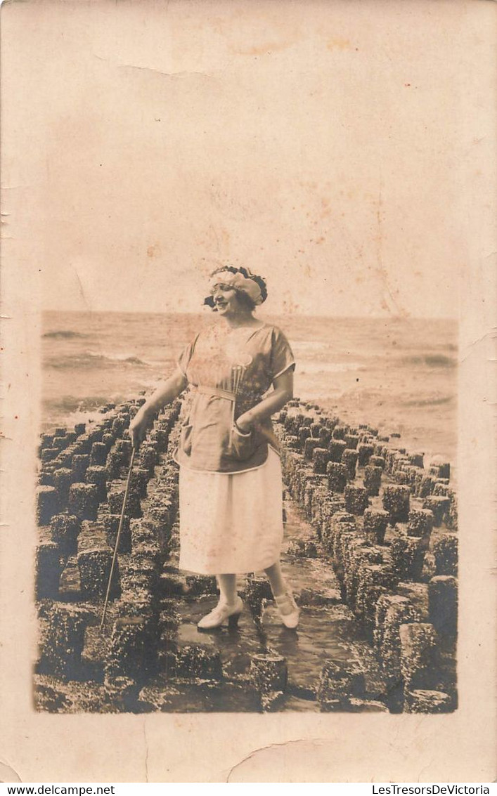 CPA Photographie - Femme Devant La Mer Avec Un Baton Dans La Main - Photographie