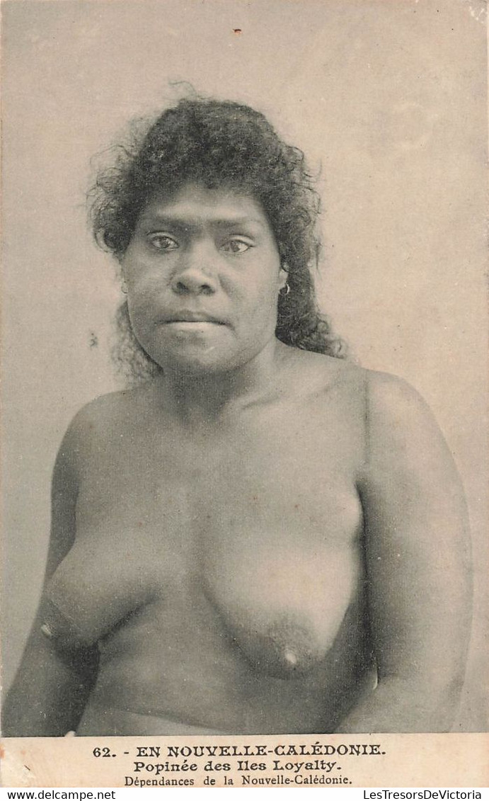 CPA NOUVELLE CALEDONIE - Popinée Des Iles Loyalty Dependances De La Nouvelle Caledonie - Portrait Femme Seins Nus - Nouvelle-Calédonie