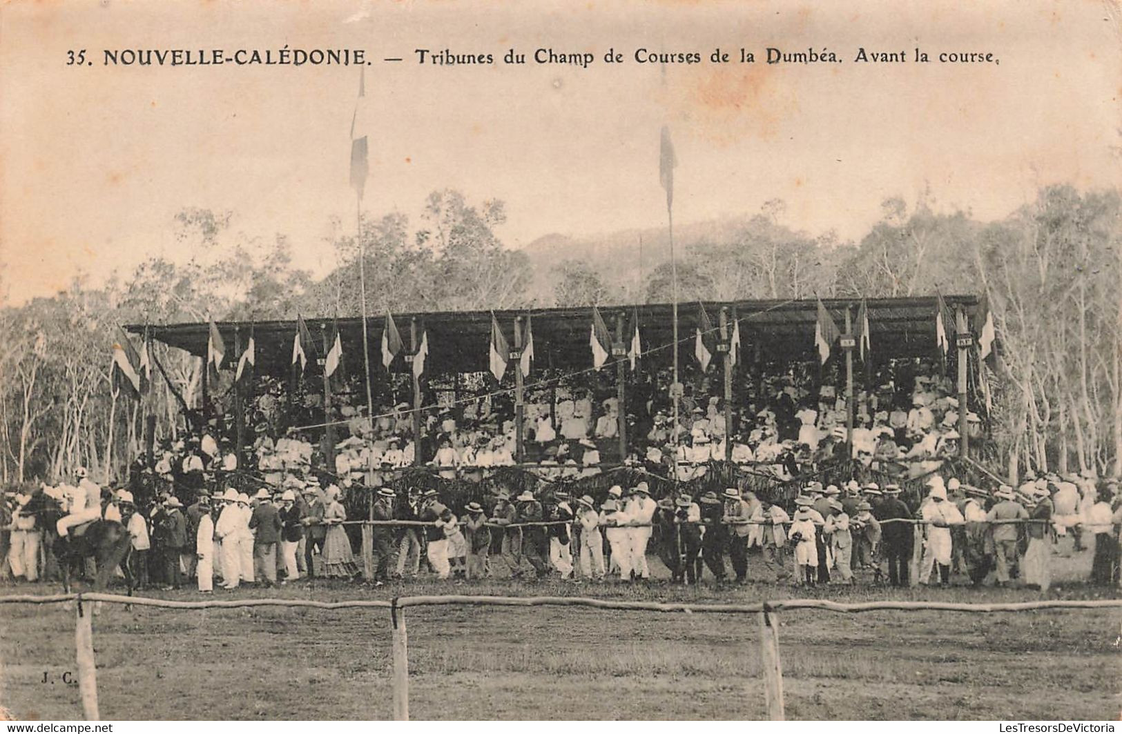 CPA NOUVELLE CALEDONIE - Tribunes Du Champ De Courses De La Dumbéa - Avant La Course - Nouvelle-Calédonie