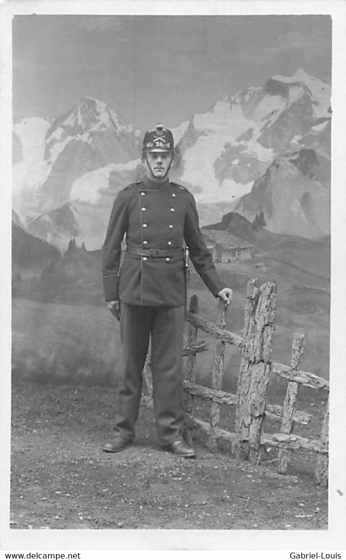 Carte-Photo   Militaria  Schweizer Armee - Armée Suisse Portrait D'un Soldat Avec Un Tableau Des Alpes Jungfrau - Port