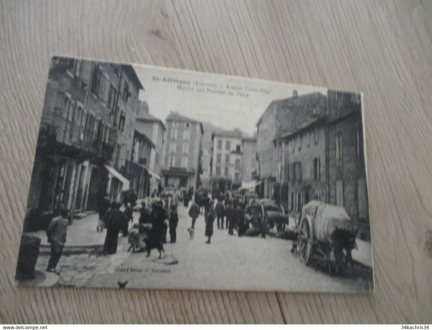 CPA 12  Aveyron Saint Afrique Avenue Victor Hugo Marché Aux Pommes De Terre - Saint Affrique