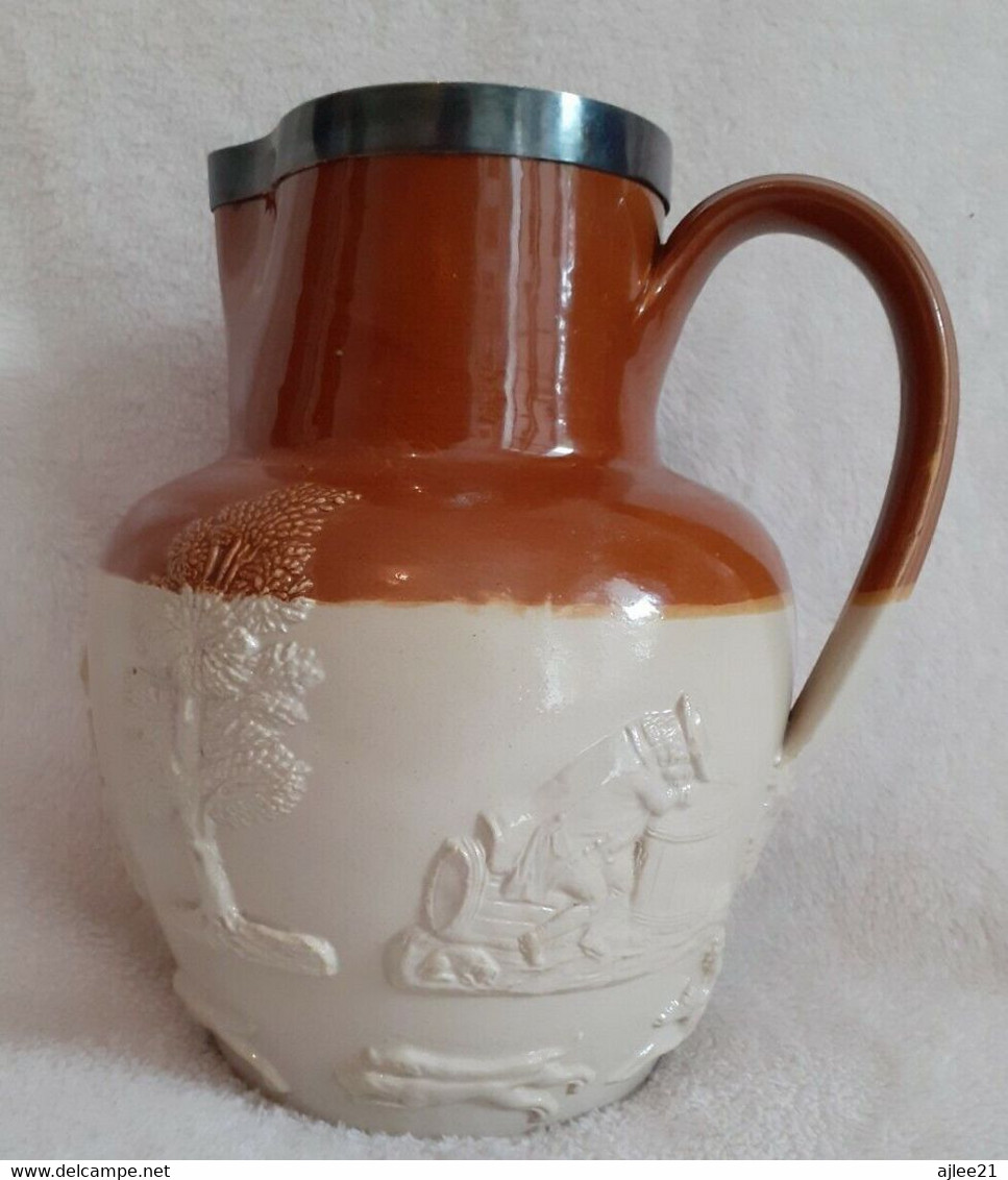 Pichet. Saint Georges Terrassant Le Dragon. - Jugs