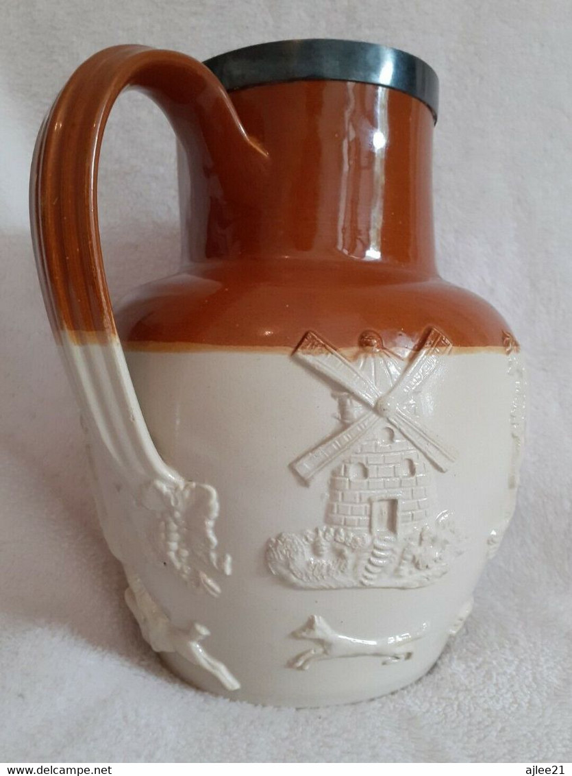 Pichet. Saint Georges Terrassant Le Dragon. - Jugs