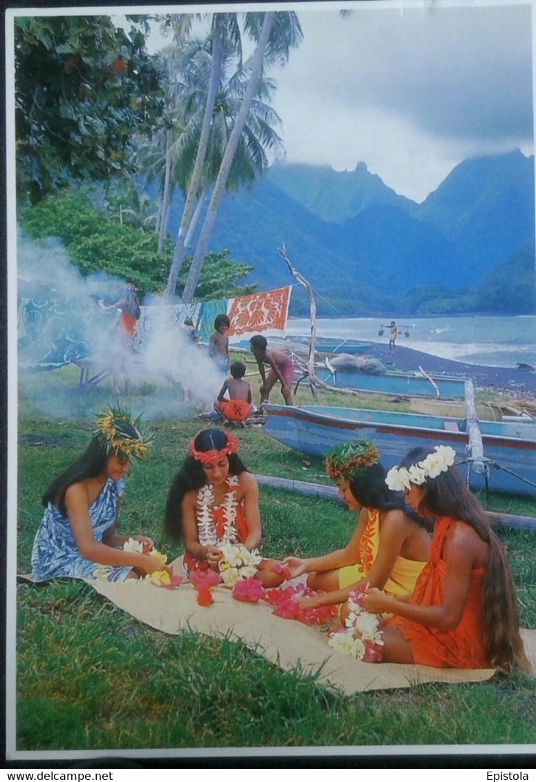 ► Plage De TAUTIRA Confection Des Couronnes  (Tahiti) -   POLYNESIE   FRANÇAISE (Usure En Contour) - Polynésie Française
