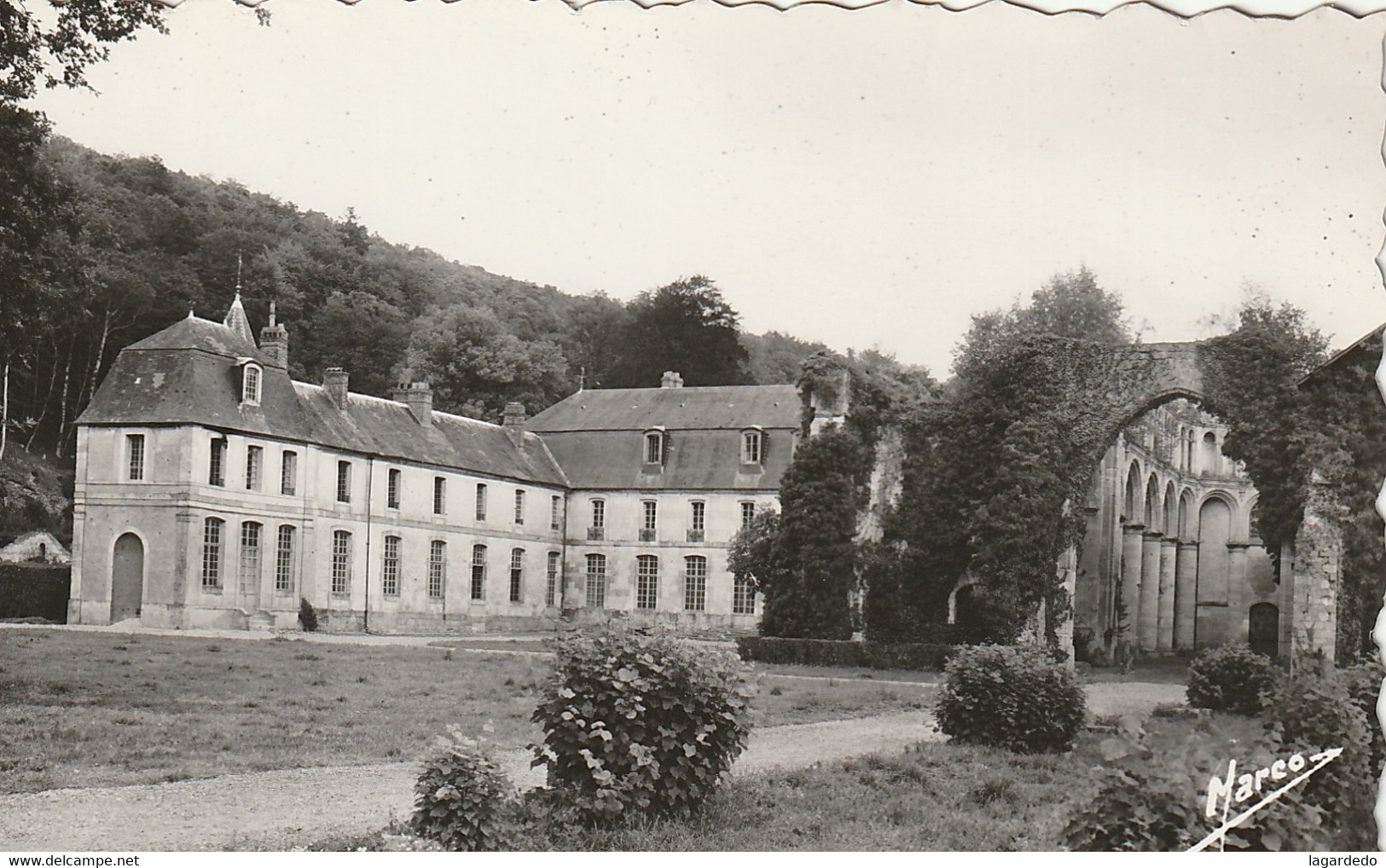 VALMONT COUR D HONNEUR DU CHATEAU - Valmont