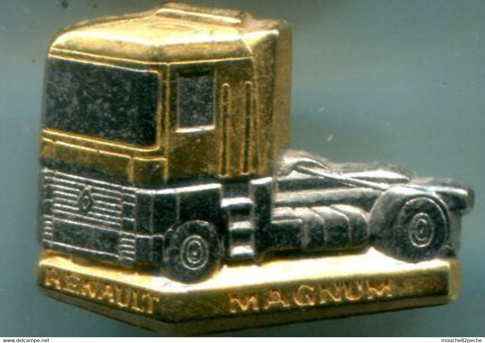 PIN'S  - CAMION - RENAULT MAGNUM - SIGNE ARTHUS BERTRAND - Transports