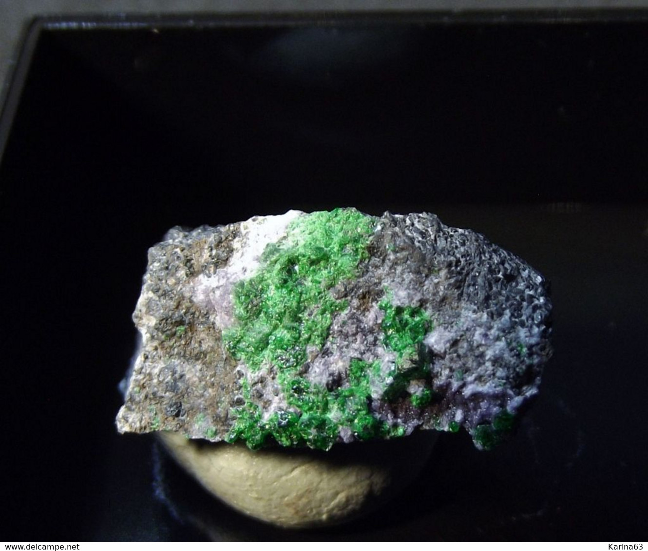 Uvarovite On Chromite TL ( 1.5 X 0.5 X 0.8 Cm ) Saranovskii Mine - Saranovskaya, Perm Krai - Russian Fed. - Minéraux