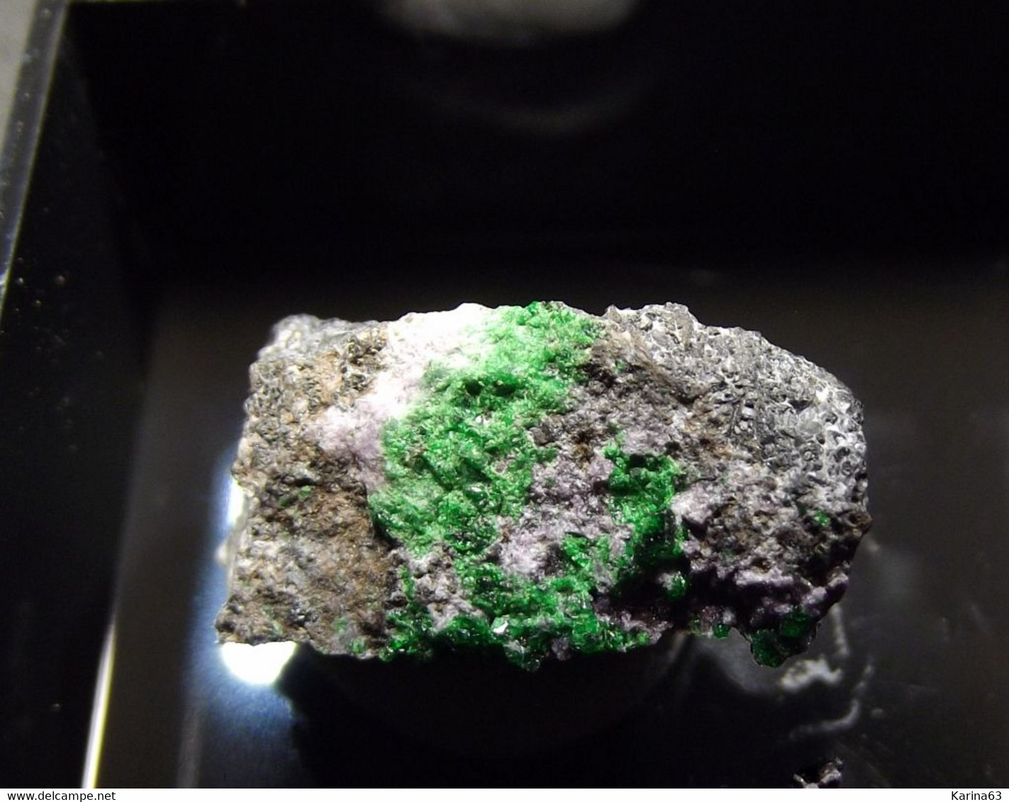Uvarovite On Chromite TL ( 1.5 X 0.5 X 0.8 Cm ) Saranovskii Mine - Saranovskaya, Perm Krai - Russian Fed. - Minéraux