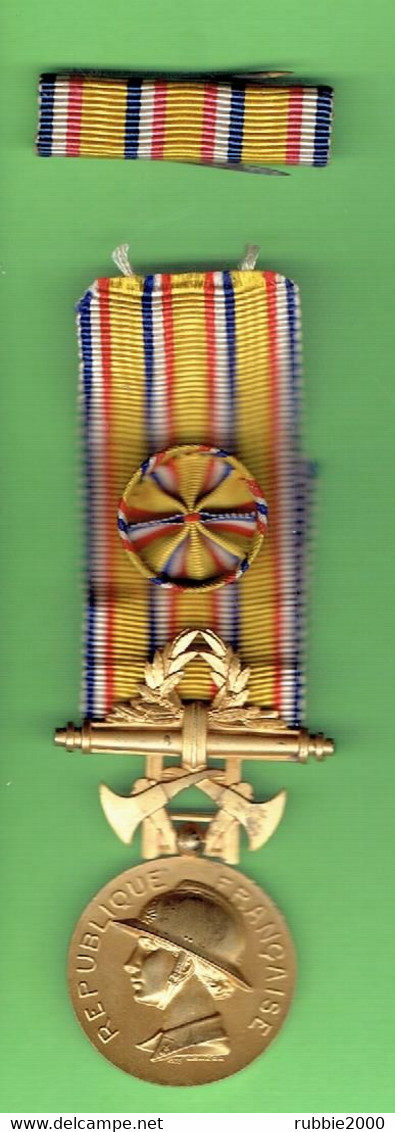 MEDAILLE SAPEURS POMPIERS 1935 - L. BAZOR - Avec Rosette Et Barrette - Pompiers