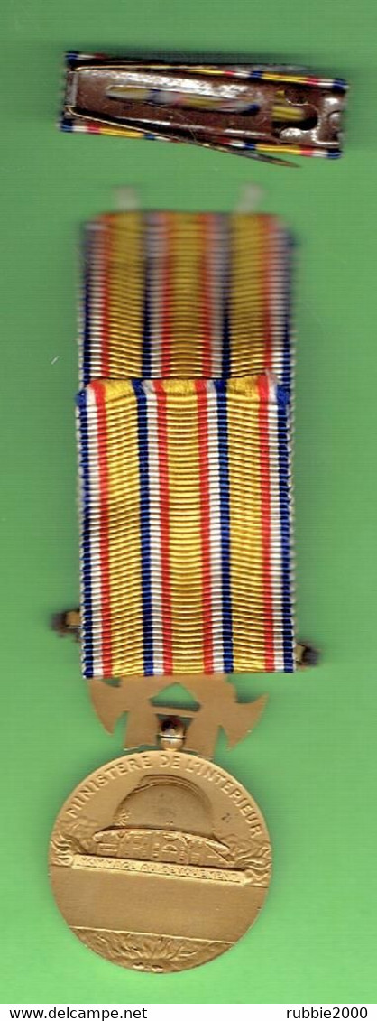 MEDAILLE SAPEURS POMPIERS 1935 - L. BAZOR - Avec Rosette Et Barrette - Pompiers