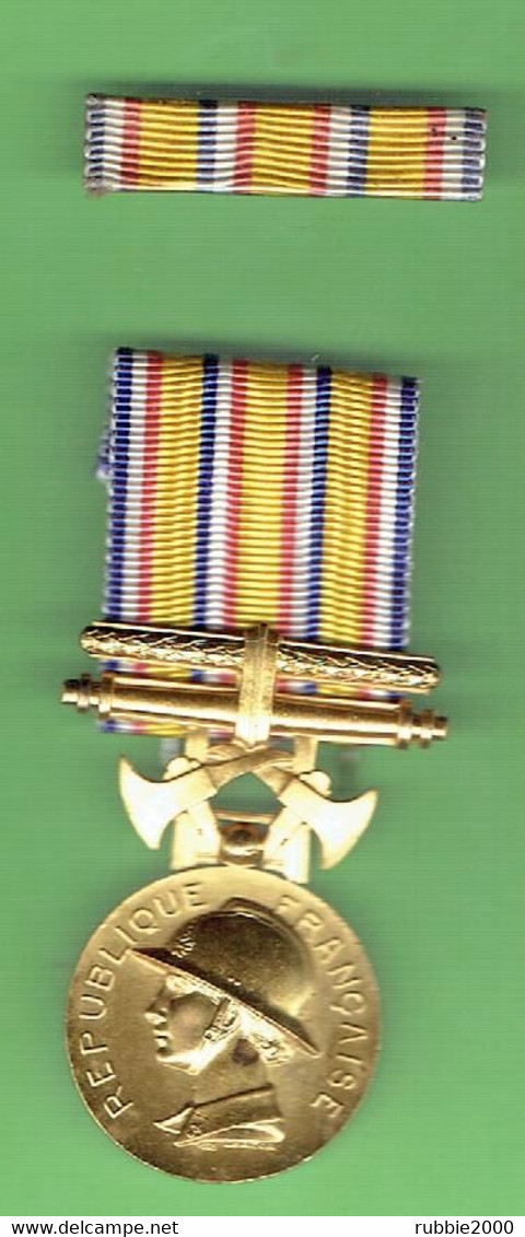 MEDAILLE D HONNEUR DES SAPEURS POMPIERS 1935 - L. BAZOR - AVEC SA BARETTE - Brandweer