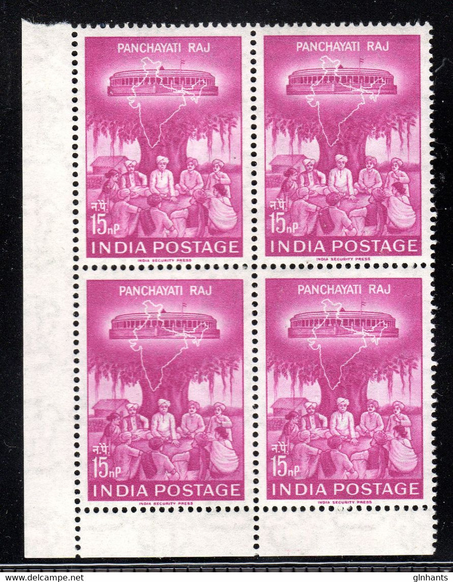 INDIA - 1962 PANCHAYATI SYSTEM STAMP IN CORNER MARGIN BLOCK OF 4 FINE MNH ** SG 451 X 4 - Unused Stamps