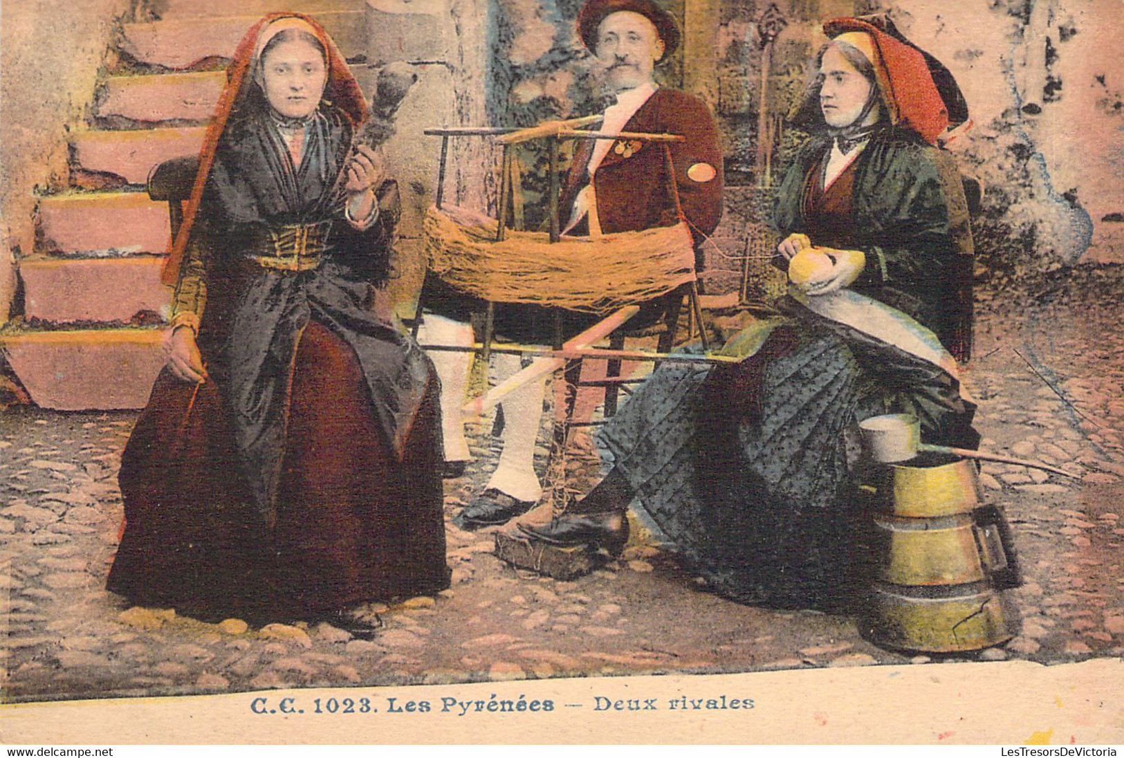 CPA Colorisée - Folklore - C.C. 1023 - Les Pyrénées - Deux Rivales - Deux Femmes Et Homme En Costume D'époque - Carrache - Costumes